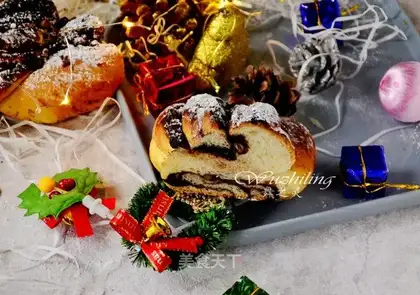 Christmas chocolate ring bread