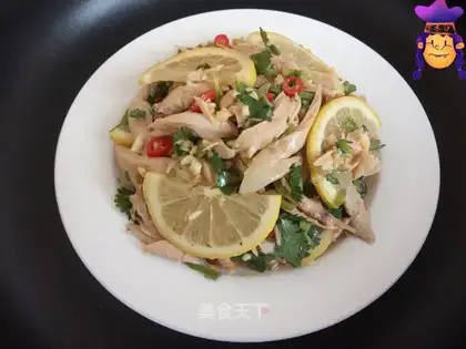 The cold lemon hand tore the chicken
