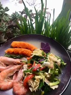 Shrimp vegetable salad