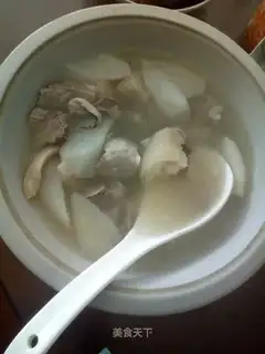 Pork elbow ink radish soup