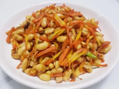 Soybeans fried carrots
