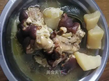 Pork hoof with radish soup