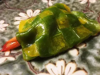 Wearing shrimp dumplings