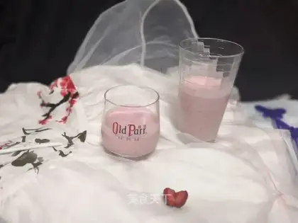 Strawberry soy milkshake