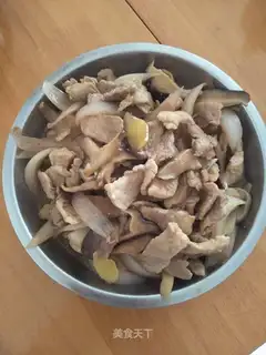 Onion fried meat