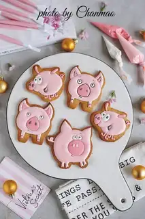 Pink hog frosting cookies