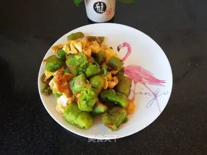 Spinach juice and fried eggs
