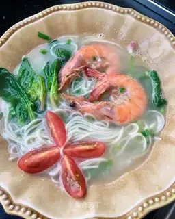 Garlic spinach shrimp hot noodles