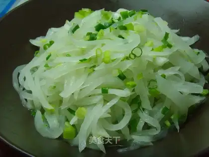 Shredded white radish with onion flavor