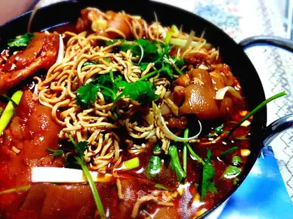 Stewed pork trotters with dried tofu in soup stock