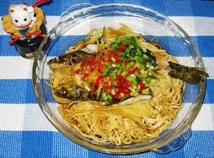 Steamed fish with chopped pepper and dried bean curd