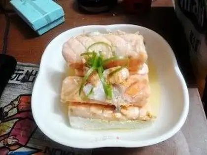 Pan-fried salmon belly