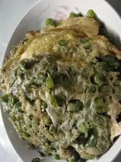 Fried eggs with beans