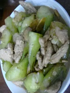 Sauteed pork slices with loofah
