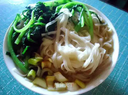 Chrysanthemum Noodles in Clear Soup