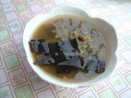 Red bean, mung bean and seaweed porridge