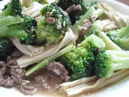 Sauce beef mixed with tofu and broccoli