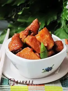 Braised potatoes with chicken elbow