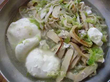 Noodles in soup with cabbage and dried bean curd