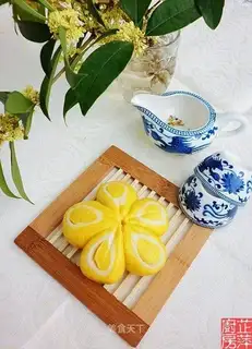 Two-color plum blossom steamed buns