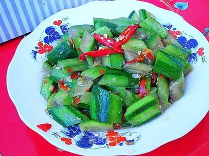 stir-fry chopped pepper and sauté gourd
