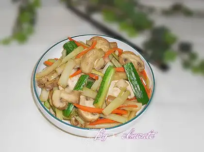 stir-fried mushrooms with vegetarian miscellaneous ingredients
