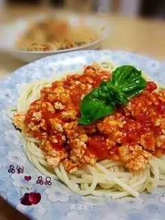Spaghetti with tomato and chicken minced