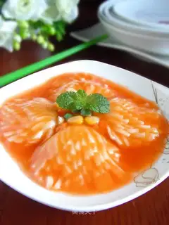 Pour juice with chrysanthemum and jade seeds