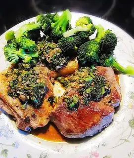 Pan-fried pork chop with garlic