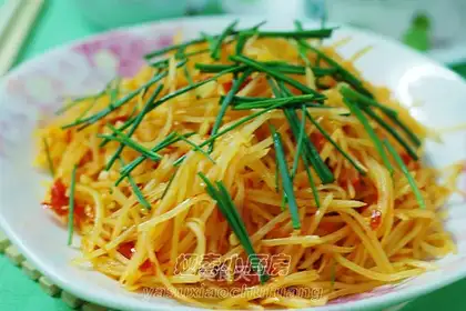 shredded potatoes with chopped pepper