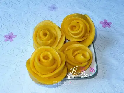 Yellow rose steamed buns
