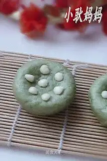 Lotus seed bean paste bun