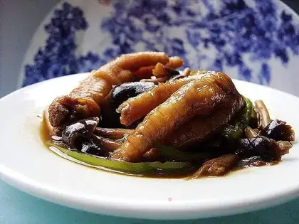 Roasted chicken feet with tea tree mushroom