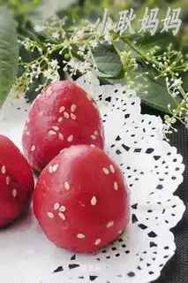Strawberry steamed buns