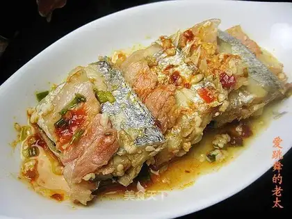 Steamed hairtail stuffed with bacon and wine