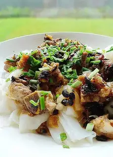 Steamed rice rolls with pork ribs in black bean sauce