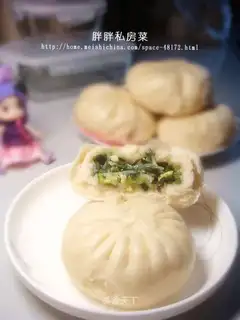Steamed buns with chives and vegetarian three delicacies
