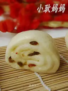Raisins and wolfberry rolls