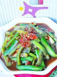 Chop pepper and stir-fry snake and melon strips