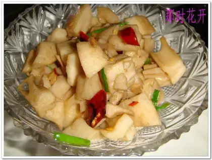 Sour and spicy diced lotus root