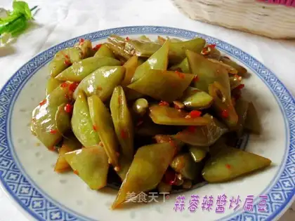 stir-fried lentils with garlic and chili sauce