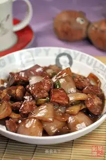 Pork neck with onion and black pepper