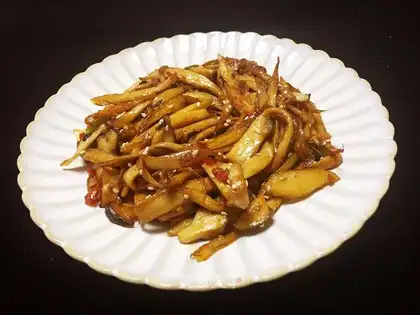 Spicy hands tore the mushrooms