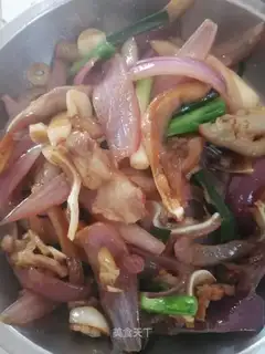 Onion fried pig ears