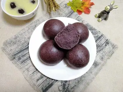 Black rice buns