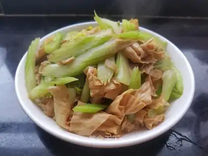 Celery with dry bean skin