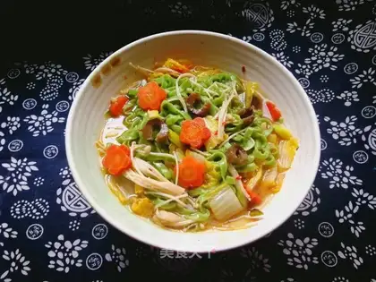 Sea sorghum core spinach noodles