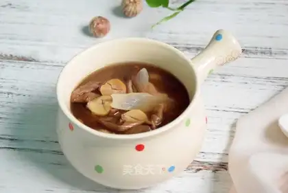 Tea mushrooms and chestnut pig soup