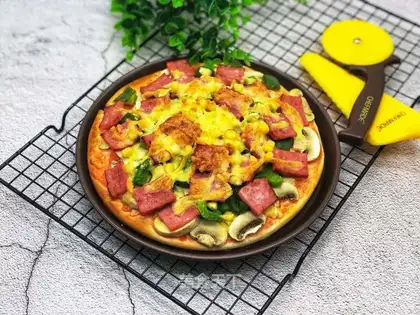 Vegetable ham pizza
