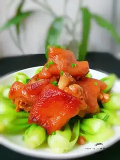 Peanut stew pig hoof